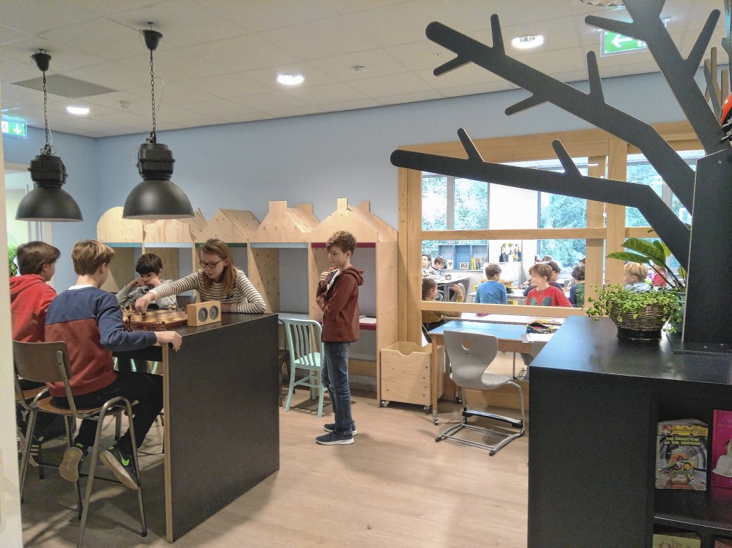 DeKaap's tweet photo. 'Feest om hier te leren en te werken' DOORN Tussen de verhuizing uit het oude gebouw tot intrek in de gloednieuwe school zat twee jaar tijd. Het was het wachten zeker waard, want sinds afgelopen zomer staat er een... https://t.co/Ys4Feu1EiI https://t.co/7UTkYcArG0