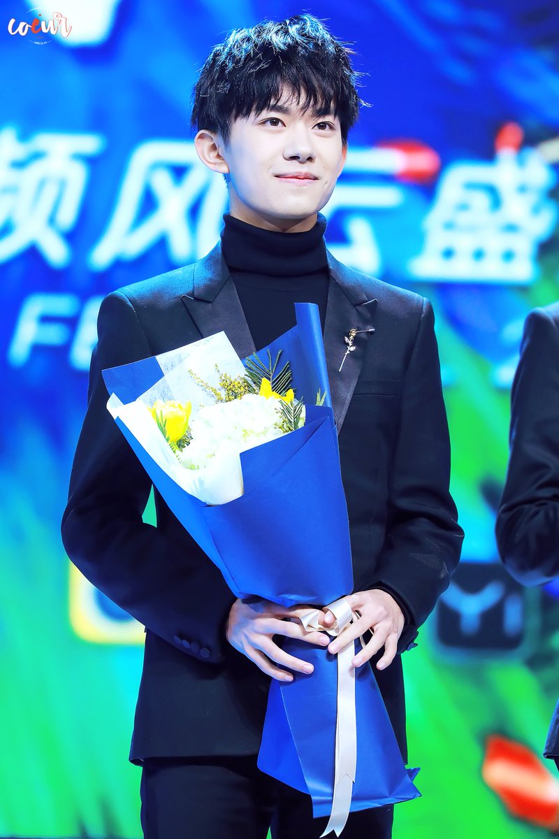 JacksonYee_YT's tweet photo. A person who always looks afar like you has a pair of clear and innocent eyes, they are the most beautiful I have ever seen. 
像你那样的人���
经常眺望远方。
那双眼睛总是清澈的，
是我迄今为止见过最漂亮的眼睛🔎 ​​​

cr.COEUR柯尔- #易烊千玺 个站

#JacksonYee #Jackson https://t.co/7feNbtQAxS
