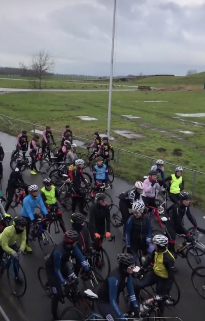 Gisteren ruim 60 enthousiaste vrouwen een clinic ‘ploegentijdrijden’ mogen geven ter ere van het 20jarige bestaan <a href="/vrouwwielrennen/">Vrouwenwielrennen.nl</a>. Gaaf om te zien wat er in 20 jaar is opgebouwd en veranderd!