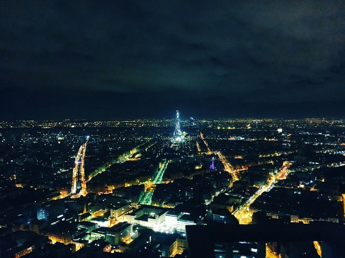 Consticara's tweet photo. 🥂Toutes les promotions des Mastères Spécialisés de l’@essec se sont retrouvés pour un #gala en haut de la Tour Montparnasse ! Merci au BDE pour cette magnifique soirée 🤩 #MSMMD #lastnight https://t.co/FjBX0KPIGE