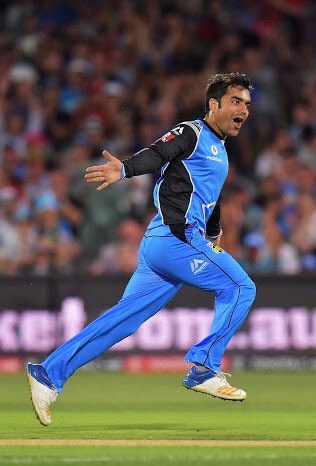 LadiesWhoLeague's tweet photo. This is so massive for the @StrikersBBL. Congrats to all the player, the fans and @bronwynklei. Enjoy this very special moment. You are the champions!! Thanks also to @tensporttv for the phenomenal coverage. #strikeforce #BBL2017 https://t.co/NXCYVZrjXI