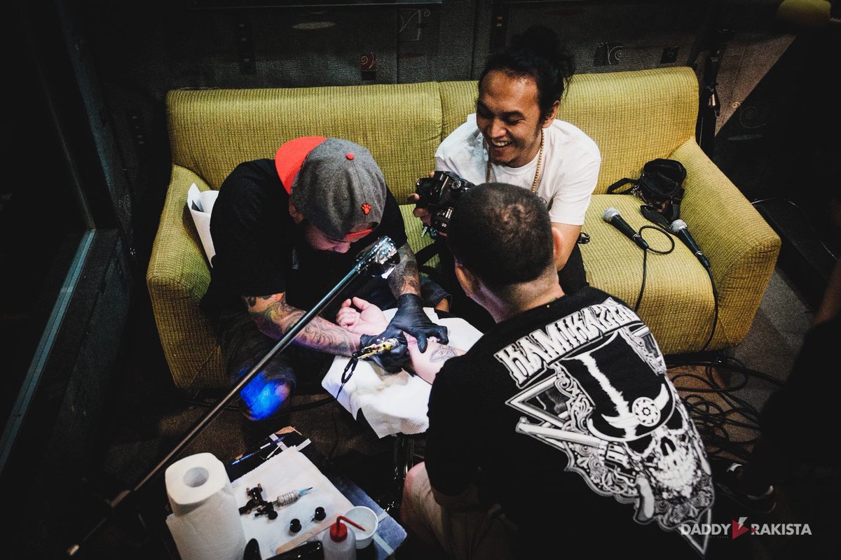 02.03.18 / #balianngleeg's 1st live tattoo session w/ @panginoongbatas of #wildonestattoo &amp; w/ guest band #braceyourselves / 📸 by Simon Vega