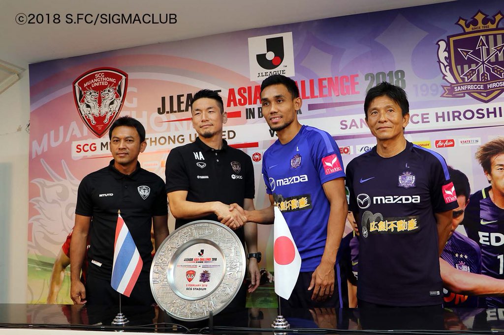 tss_sanfrecce's tweet photo. https://t.co/N709ldCCrL

明日のムアントン戦に向けての前日会見が行なわれました!
元清水や甲府で活躍した青山直晃とティーラシンが、ガッチリと握手!#sanfrecce #タイキャンプ https://t.co/Yikll61Ha3