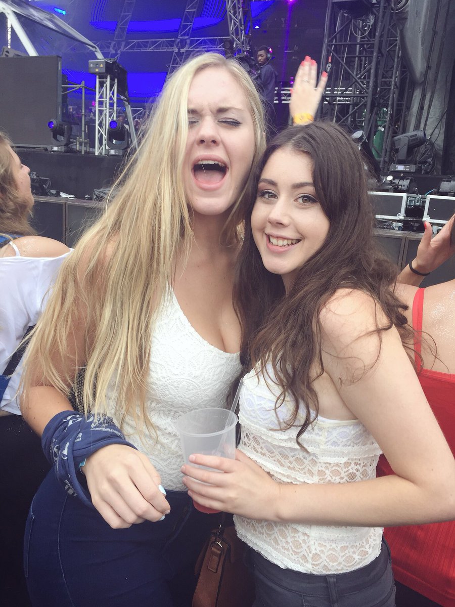 rachie_rachel's tweet photo. Front row + Best friend + Martin Garrix = BEST ULTRA MOMENT EVER 👭🎉💃🏻🍹💓✨ #UltraSAMoment https://t.co/tO4s36Ry7u