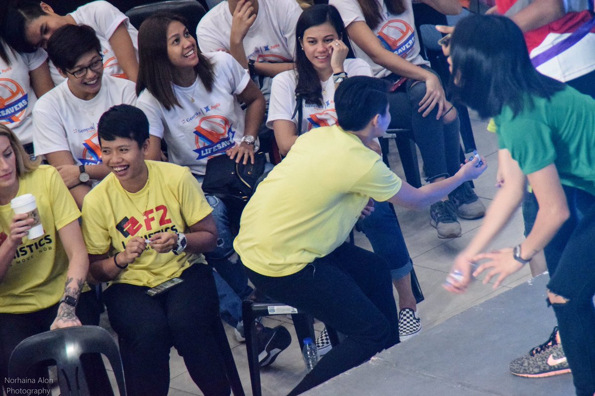 draftmeytyard's tweet photo. pumupuslit ng candy para ibigay sa bata 😂 @VSGalang @SuperLigaPH #pslfansday https://t.co/Vt9MM4wQaN