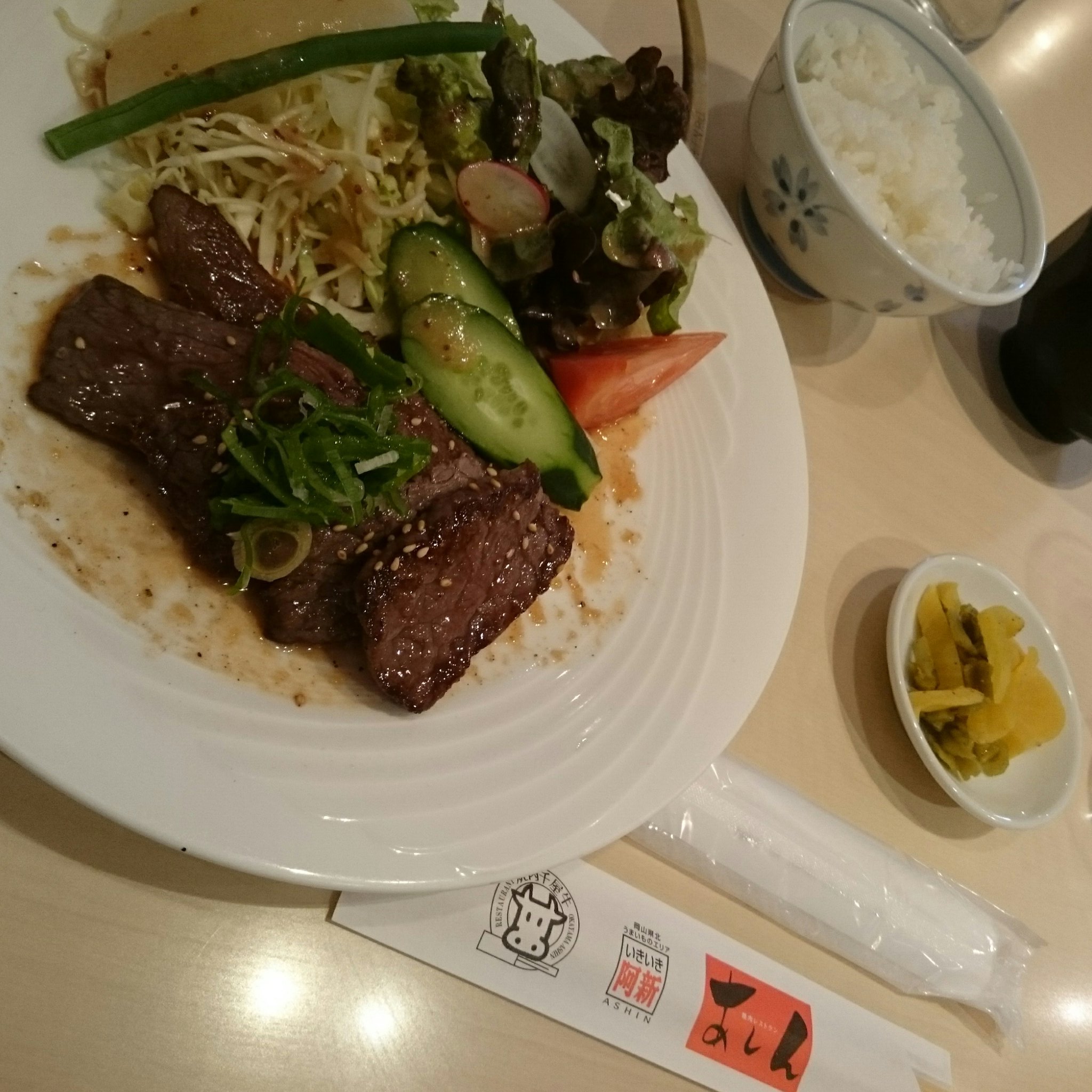 Hon Taku 焼肉レストランあしん Akbとxx でまゆゆとnmbメンバーが行ってて行きたかったところ ランチメニューから千屋牛カルビ定食で1480円 少し高いけれども肉おいしかったです 焼肉したい ご観劇の前後にどうぞ 花のみち1番館2階 ブラほん