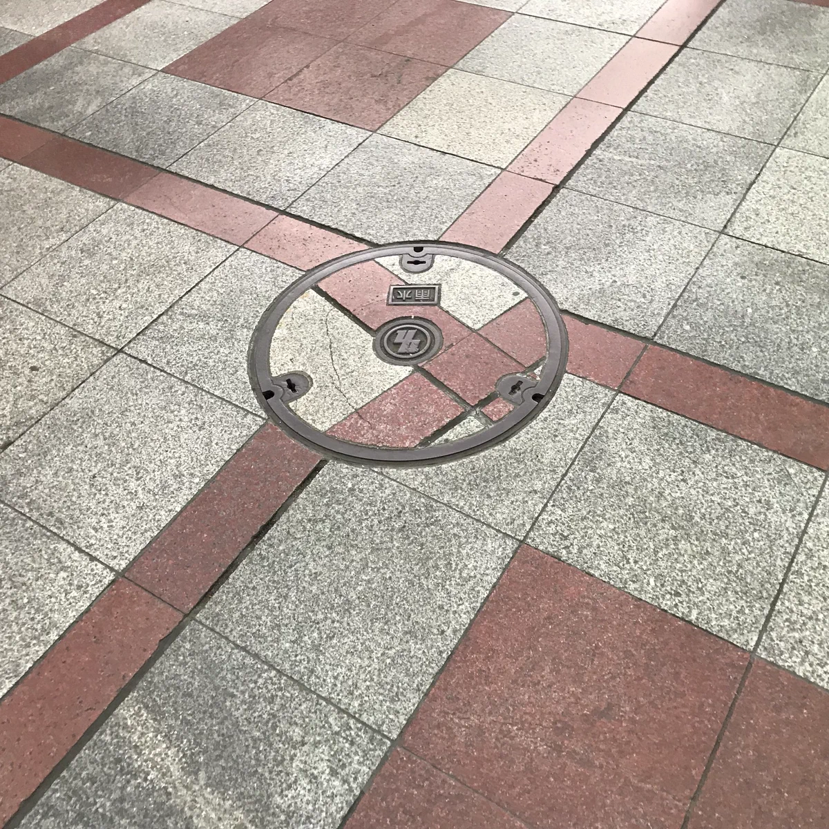 なんかムズムズするwwマンホールの柄が下の柄とあってなくてむずむずするww