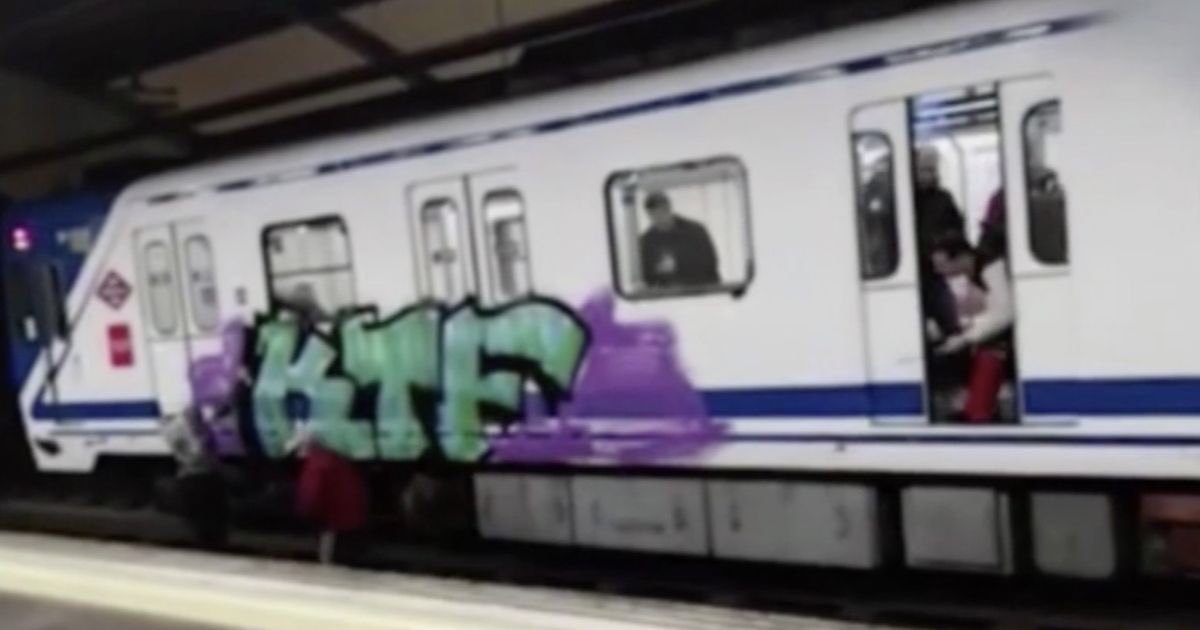 BB27000's tweet photo. 1ère photo à gauche: un tagueur à l’œuvre; à droite à la porte: le conducteur du train.
2ème photo: 😁😁😁 https://t.co/yt226GY3aq