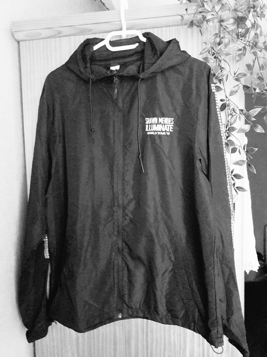 faIIingangels's tweet image. GIVEAWAY!!
- Shawn Mendes Illuminate World Tour Jacket -
(Size: M/L, M but oversized)

To enter you must:
• Be following me
• Follow @glowingeyeshood 
• Retweet or repost this tweet with the hashtag: #MLMGiveaway

Tag your friends for a bigger chance to win!!

Good luck!💓