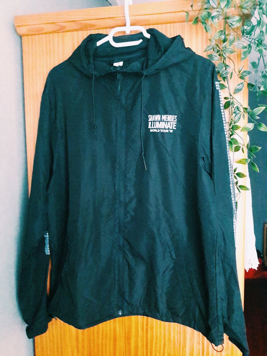 faIIingangels's tweet image. GIVEAWAY!!
- Shawn Mendes Illuminate World Tour Jacket -
(Size: M/L, M but oversized)

To enter you must:
• Be following me
• Follow @glowingeyeshood 
• Retweet or repost this tweet with the hashtag: #MLMGiveaway

Tag your friends for a bigger chance to win!!

Good luck!💓