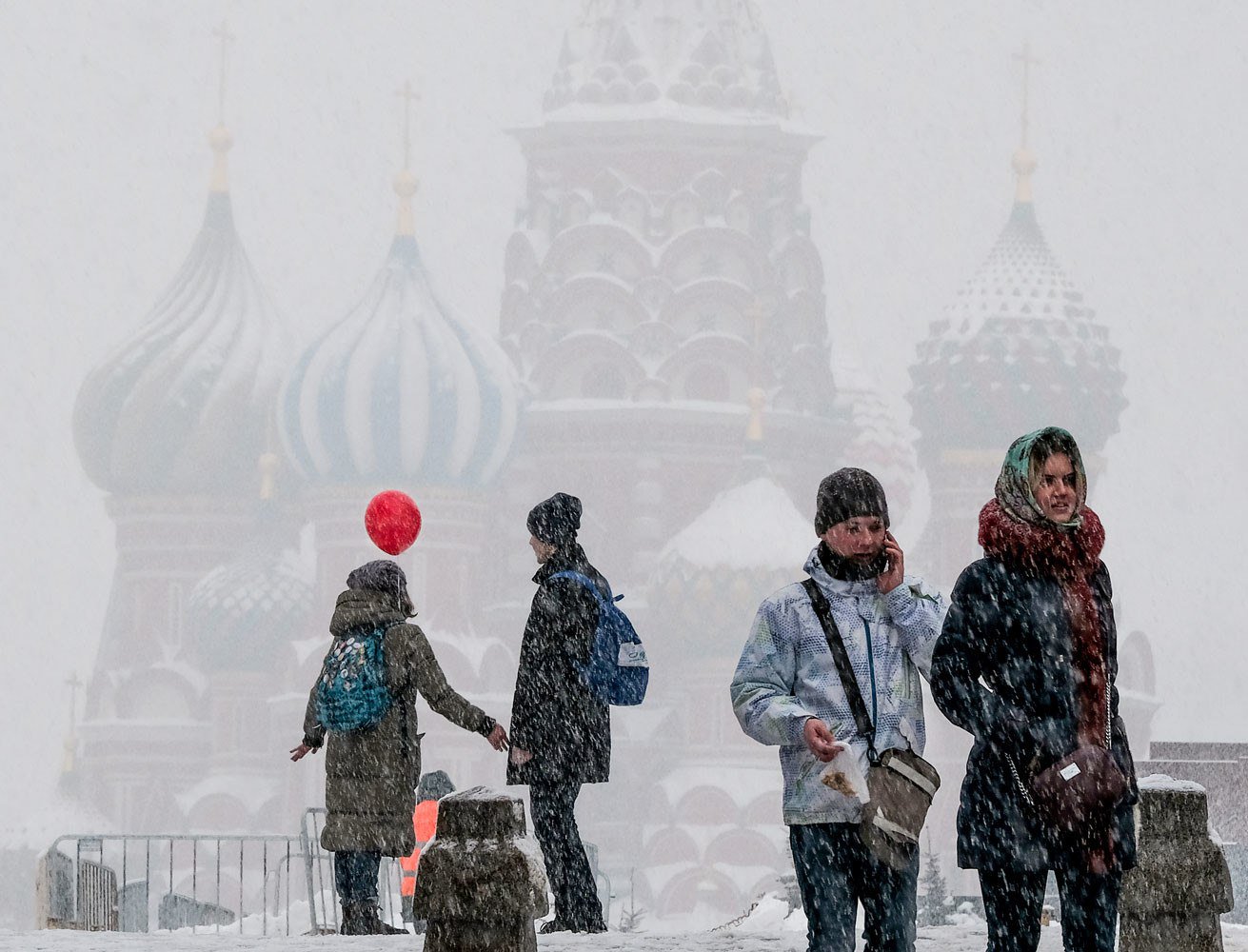 Благодаря выпавшему снегу. Снегопад в Москве. Снег в Москве сейчас. Снегопад в Москве сейчас. Первый снег в Москве.