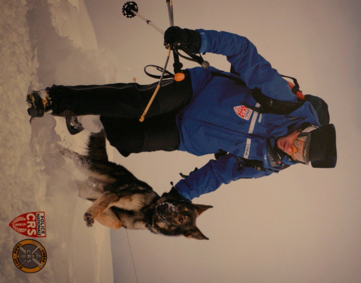 PoliceHistoire's tweet photo. La #montagne est belle. Hiver, été, toute l'année, sportif de l'extrême ou simple promeneur le danger est omniprésent. #CRS #gendarmes #pompiers #guides #sauveteurs toujours en alerte secours. Retour sur la création du #CNEAS  https://t.co/XmYwXcnJjW @PoliceNationale https://t.co/U4rKzaHe4a