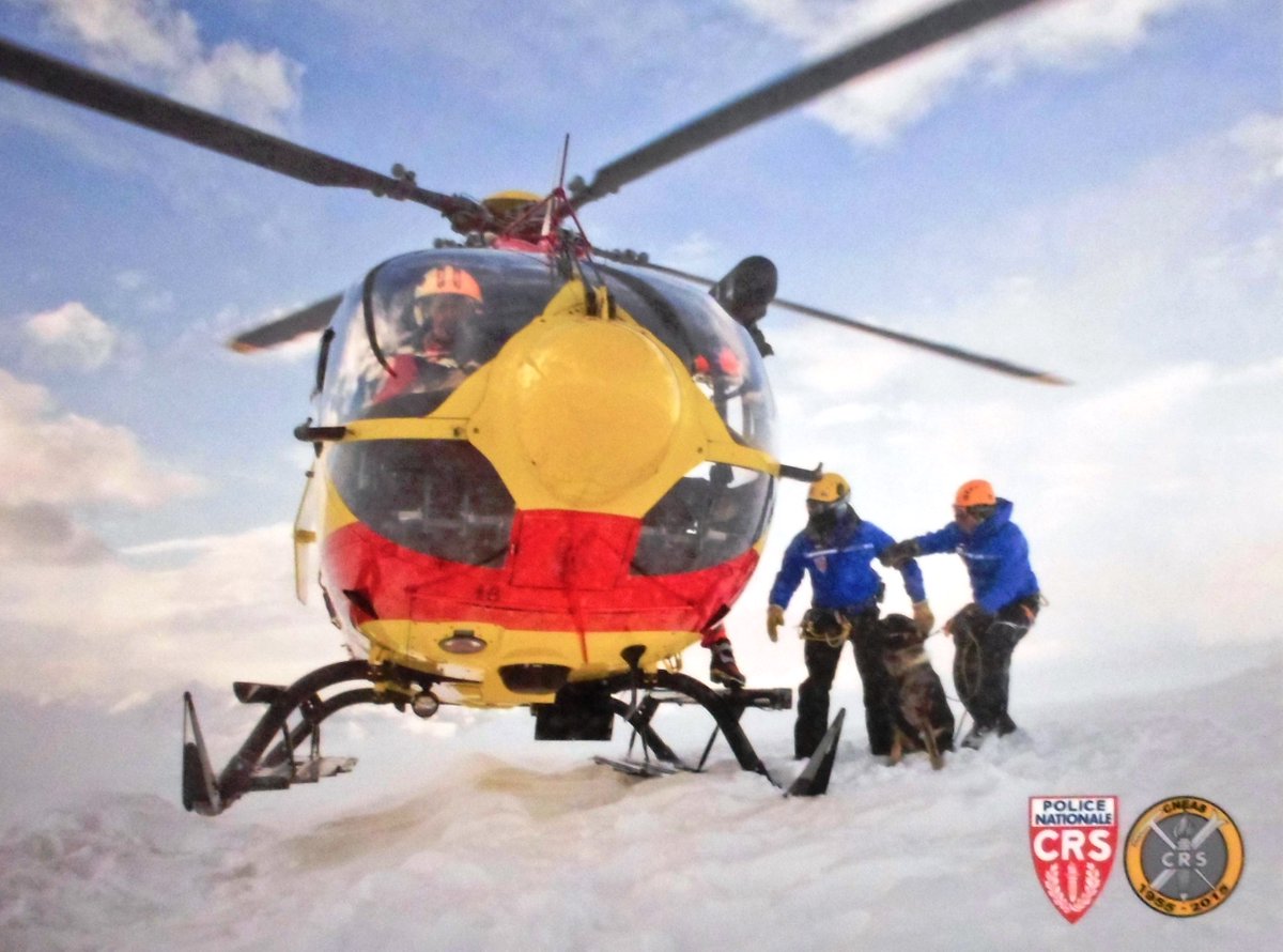 PoliceHistoire's tweet photo. La #montagne est belle. Hiver, été, toute l'année, sportif de l'extrême ou simple promeneur le danger est omniprésent. #CRS #gendarmes #pompiers #guides #sauveteurs toujours en alerte secours. Retour sur la création du #CNEAS  https://t.co/XmYwXcnJjW @PoliceNationale https://t.co/U4rKzaHe4a