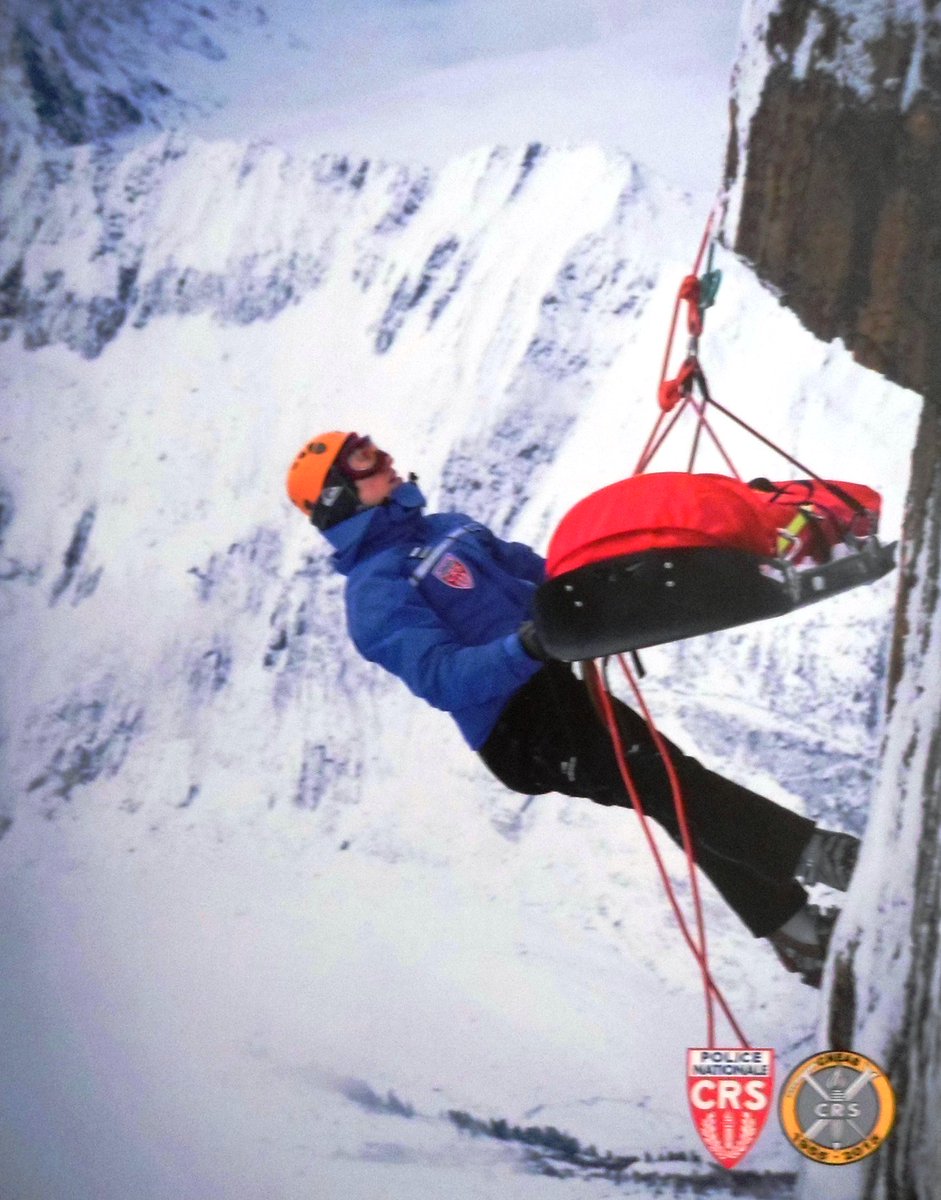 PoliceHistoire's tweet photo. La #montagne est belle. Hiver, été, toute l'année, sportif de l'extrême ou simple promeneur le danger est omniprésent. #CRS #gendarmes #pompiers #guides #sauveteurs toujours en alerte secours. Retour sur la création du #CNEAS  https://t.co/XmYwXcnJjW @PoliceNationale https://t.co/U4rKzaHe4a