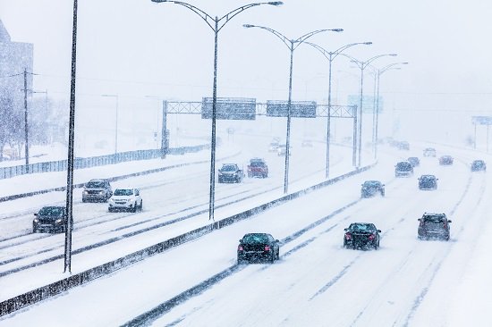 DGTes's tweet photo. Mucha prudencia si hay #nieve en la #carretera ❄ ❄ ❄. Modera #velocidad, aumenta #distancia, usa #lucescruce ☀ ☀. Más consejos para conducir seguros con nieve ▶️ https://t.co/0K8hV0U364 https://t.co/t8zS7XalKO