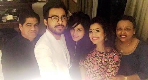 sonut_amna's tweet photo. #Family😍❤💕💖
#May Allah Bless u All😇😇😇😇😇
#2Queens ❤💓#1RockStar❤❤
#Always be happy 😇😇😇
#Ur biggest fan ☺😃
#Wish u more success 😇😇😇😇
@iAmNehaKakkar @TonyKakkar @SonuKakkar https://t.co/x1GkSYscas