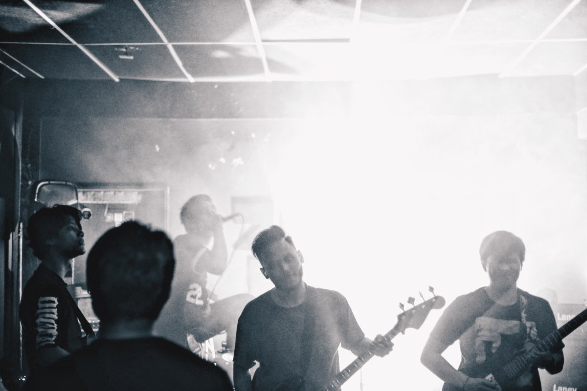 fhsbandd's tweet photo. Easy 2 Hard 2018! awesome showcase by @uniteprojectsmy #forheavenssake #fhsband #progressivemetalcore #klmc #malaysianmetalcore #garagestudio #firdausjusdean 
Photographed : @firdausjusdean https://t.co/9xwjJDPffZ