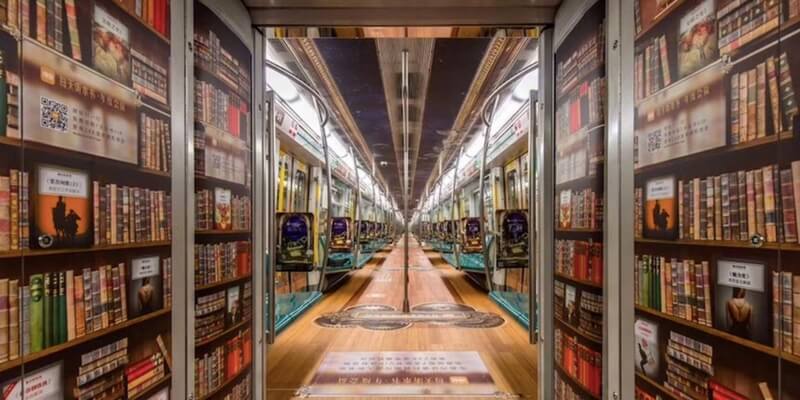 Libreriamo's tweet photo. A #Pechino una nuova iniziativa per alleviare lo stress e la fatica dei pendolari: le metropolitane si sono riempite di #audiolibri da ascoltare nel viaggio https://t.co/qtY3B4WCH8 https://t.co/aRSqyfroax