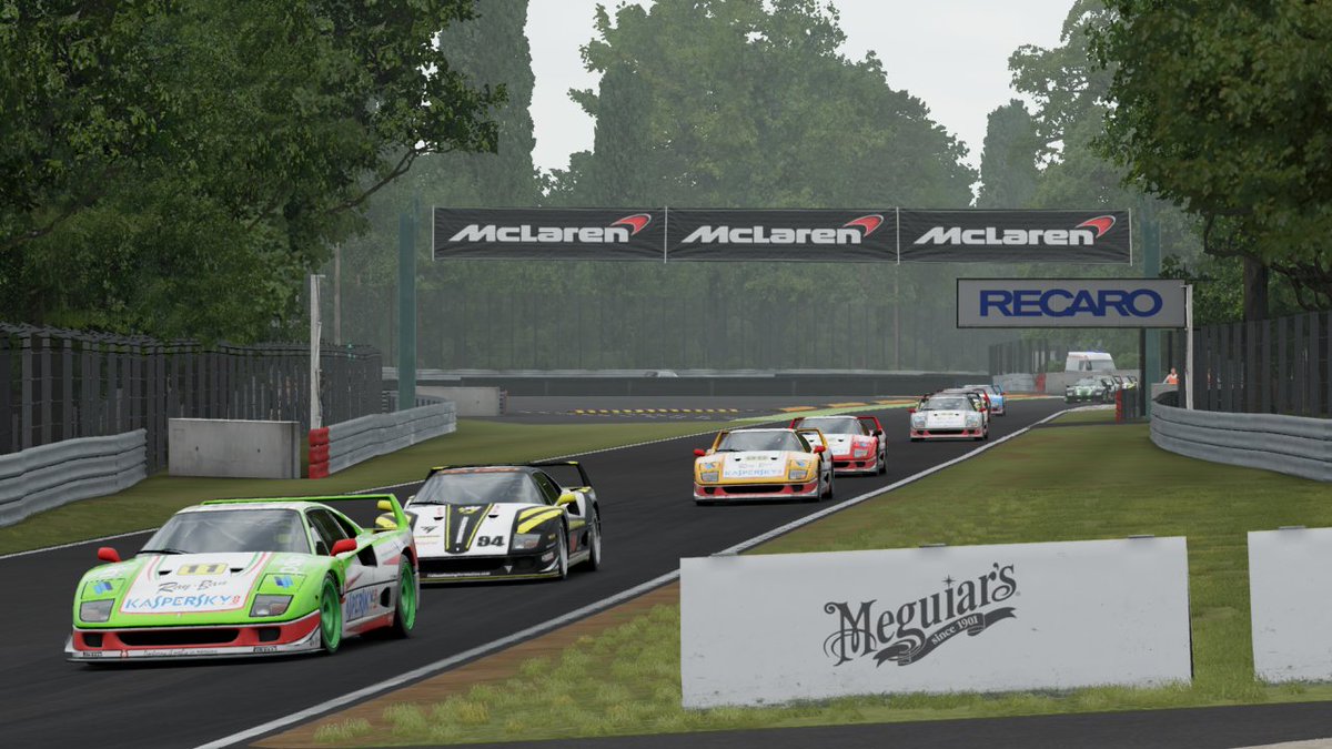 Impresionantes batallas en Monza en la Copa F40 de <a href="/XboxDrivers/">XBOXDRIVERS</a> en <a href="/ForzaMotorsport/">Forza Motorsport</a> ( On board @IsmaelNiablese5 ) youtu.be/6Vts6Vd4Q4I
