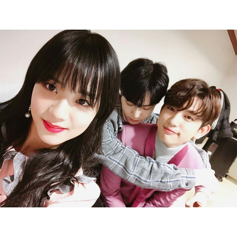 kz_bitsh's tweet photo. Похоже они стали близкими друзьями😻😻💔
Так милооо💕
#BLACKPINK #GOT7 #NCT127 
#Inkigayo https://t.co/j7Uwc0AHMJ