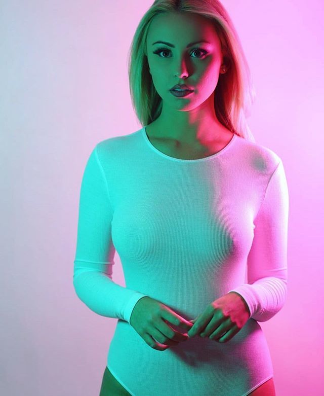 MaxMellifluous's tweet photo. We‘re back. Posting the aesthetic of the internet. Starting now with @blondejew 😍🔥 #blonde #girl #green #red #aesthetic #girls #bad #white #bikini #sunmer #winter https://t.co/dYTRsCvhAR