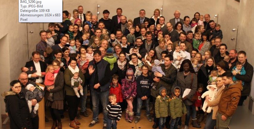 ArminSchaertl's tweet photo. 69 Geburten in 2017 in #Nabburg bei 6200 Einwohnern; das gab es seit Jahrzehnten nicht mehr! Beim Empfang in der #Spitalkirche bekam jeder Neubürger Einkaufsgutscheine und jeweils eine Jahresfamilienkarte fürs Freibad in #Perschen, inzwischen allgemein "Storchenprämie" genannt! https://t.co/B3hmBxvFiQ