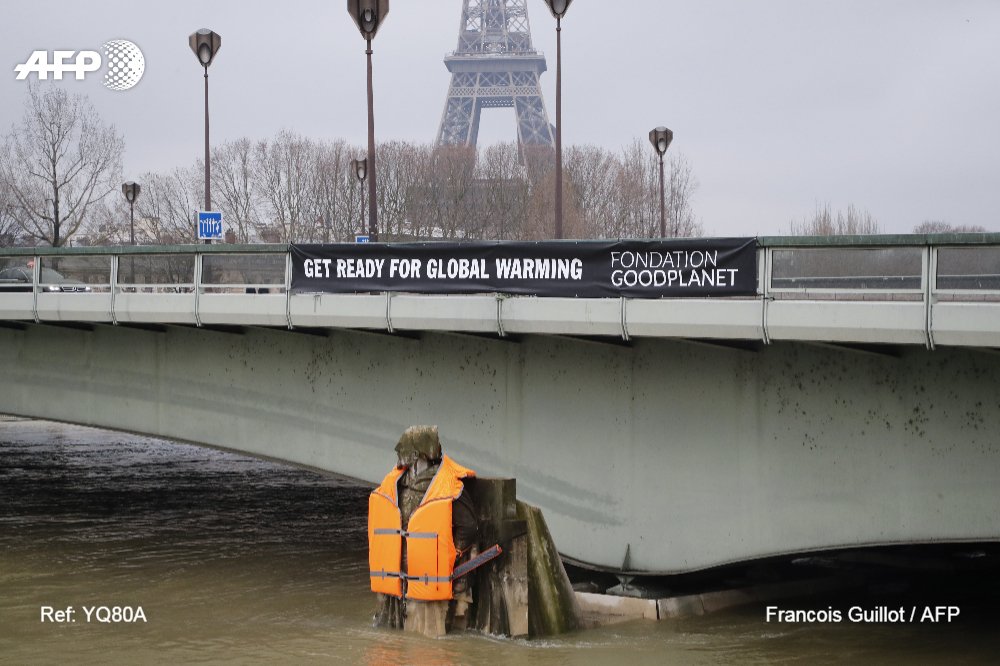 afpfr's tweet photo. Le zouave du pont de l'Alma à Paris équipé d'un gilet de sauvetage : une opération destinée à sensibiliser à l'impact du dérèglement climatique #AFP https://t.co/YZIPzQkVRG