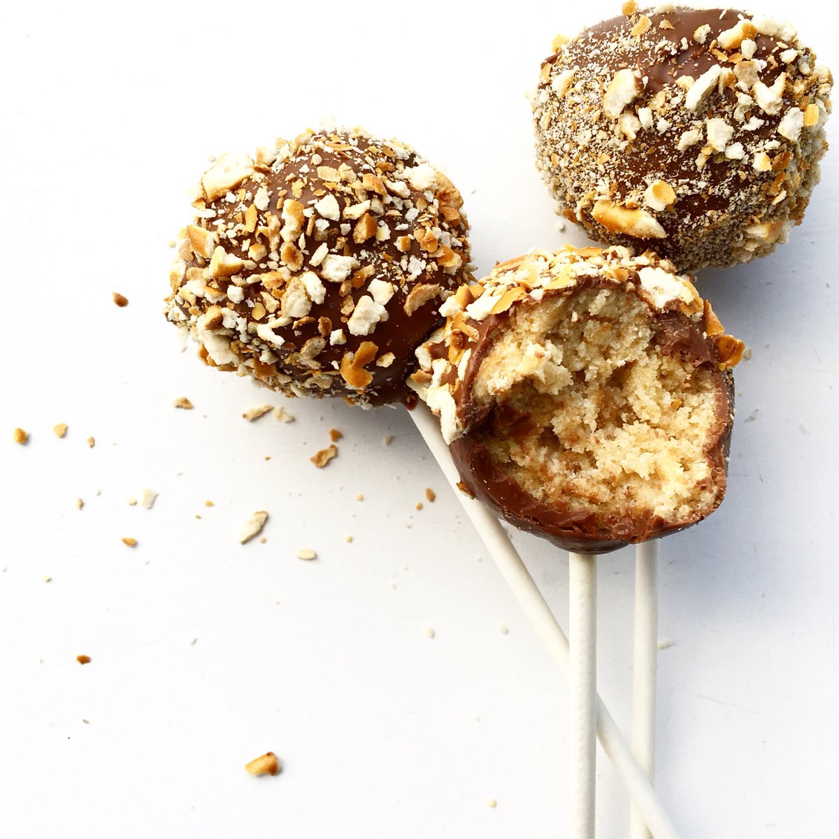 procrastibaking's tweet photo. I made cake pops.. &amp; they were awesome! Pretzels, peanut butter frosting and chocolate.. 🙌🏻🙌🏻 perfect for #SuperBowlSunday 😋 https://t.co/jJIlr7ZfyS