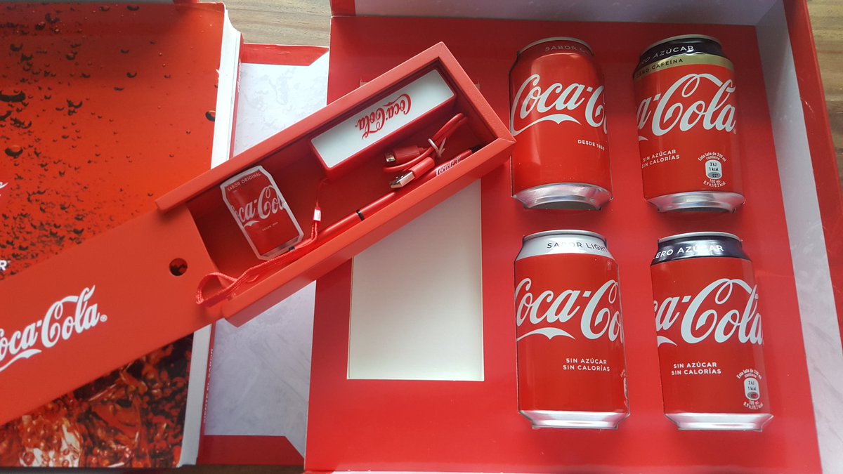 #CocaCola cambia de imagen y nos lo ha hecho saber con este regalazo para que sintamos el sabor el primera persona! Gracias <a href="/CocaColaCo_es/">Coca-Cola Comunica</a>! Nos encanta!!! 👏👏👏👏