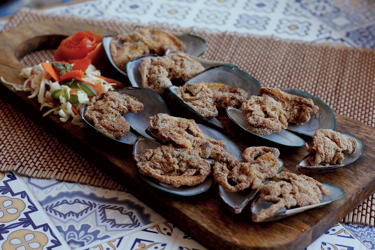 obalcaogoa's tweet photo. A confluence of tenderness and crispiness! Mussels are definitely topping the charts. You have to eat this piece of magic to feel good within! Treat yourself @Obalcao https://t.co/n8nYazwouO