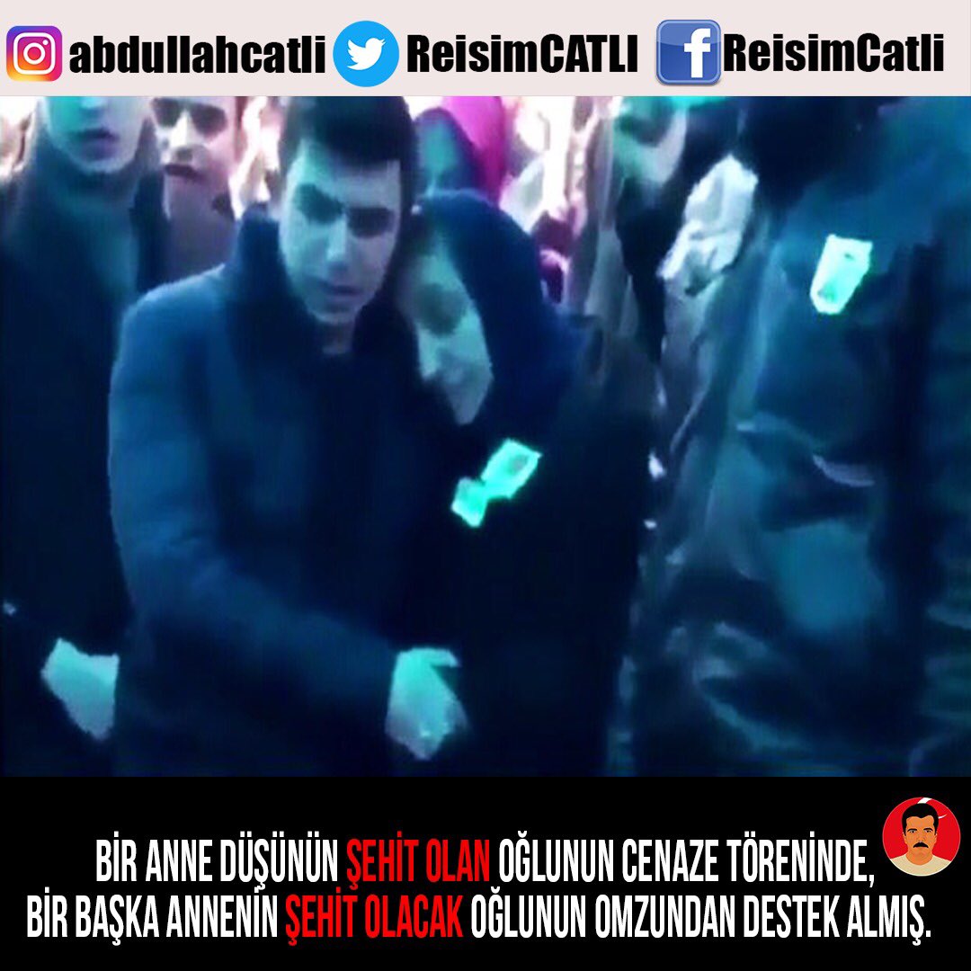 ReisimCATLI's tweet photo. Bir anne düşünün şehit olan oğlunun cenaze töreninde, bir başka annenin şehit olacak oğlunun omzundan destek almış.  #şehitteğmencihangirçubukçu #GerekirseHepimizŞehitOluruz https://t.co/UaUcllTMQr