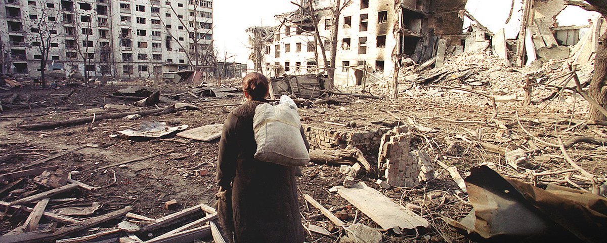 человек на развалинах. геноцид русских демотиватор. уничтоженный народ. разрушение природы. геноцид и нацизм разница.