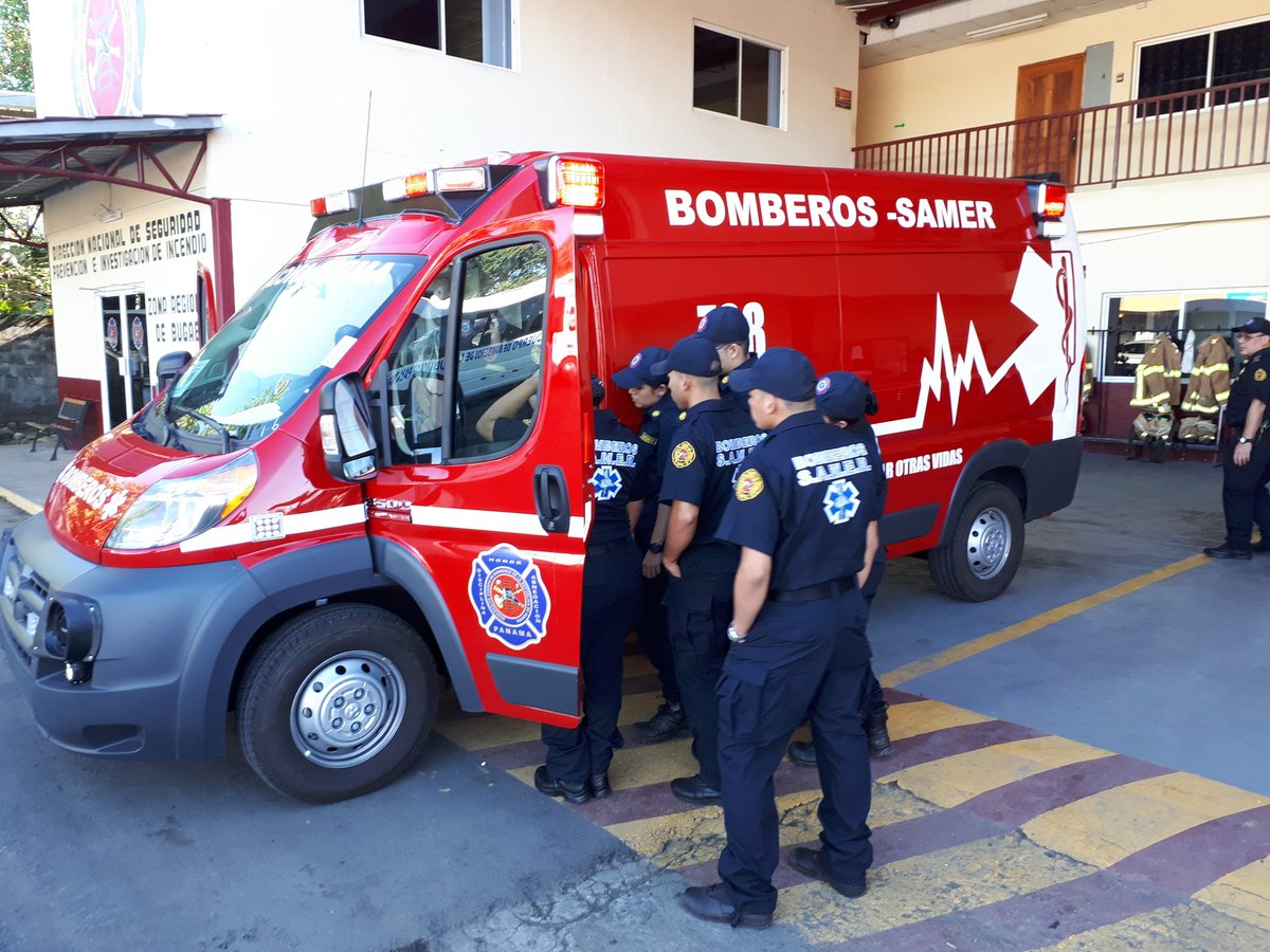 BCBRP's tweet photo. Crnl. Dennis Montenegro jefe @BugabaBomberos recibe ambulancia Tipo 2 por parte de la Dirección General, entrega Tte. Crnl. Silena Meneses Directora #SAMERPTY @MinGobPA @rubiocarlosE https://t.co/k6kiZauMnl