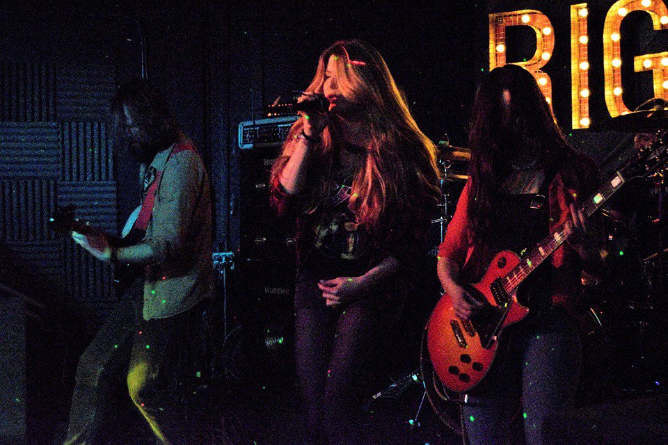 _SILVERCHILD_'s tweet photo. #silverchild #hardrock #heavyrock #gig #riggerstoke #bassist #thunderbirdbass #peaveyminimega #hartke #singer #vocalist #guitarist #lespaulcustom #seymourduncanpickups #daddario #bossoverdrive #marshallamps https://t.co/gq6KI6TuHW