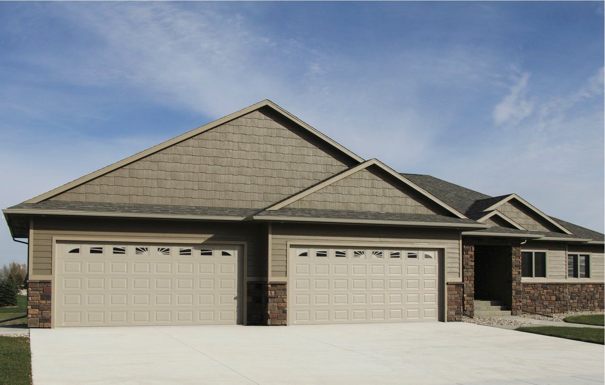 Happy #SuperBowlSunday! Who's throwing the ultimate #garageparty today? Our Thermacore 490 Series with high levels of insulation will help keep your garage cozy for the big game. #SB52 bit.ly/2zCp4GN