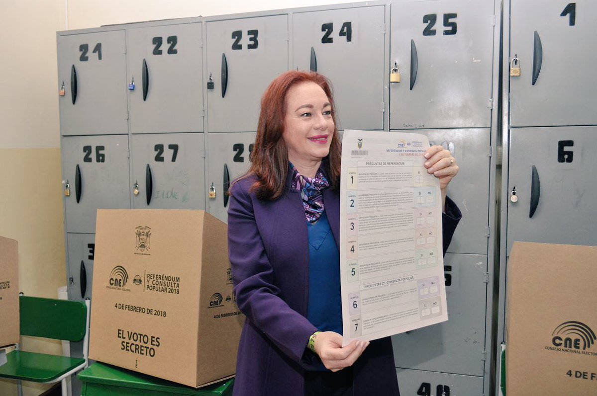Nuestra vicepresidenta <a href="/mfespinosaEC/">María Fernanda Espinosa</a> ejerciendo su voto en la ciudad de #Quito, la reciben simpatizantes y diversos medios de comunicación