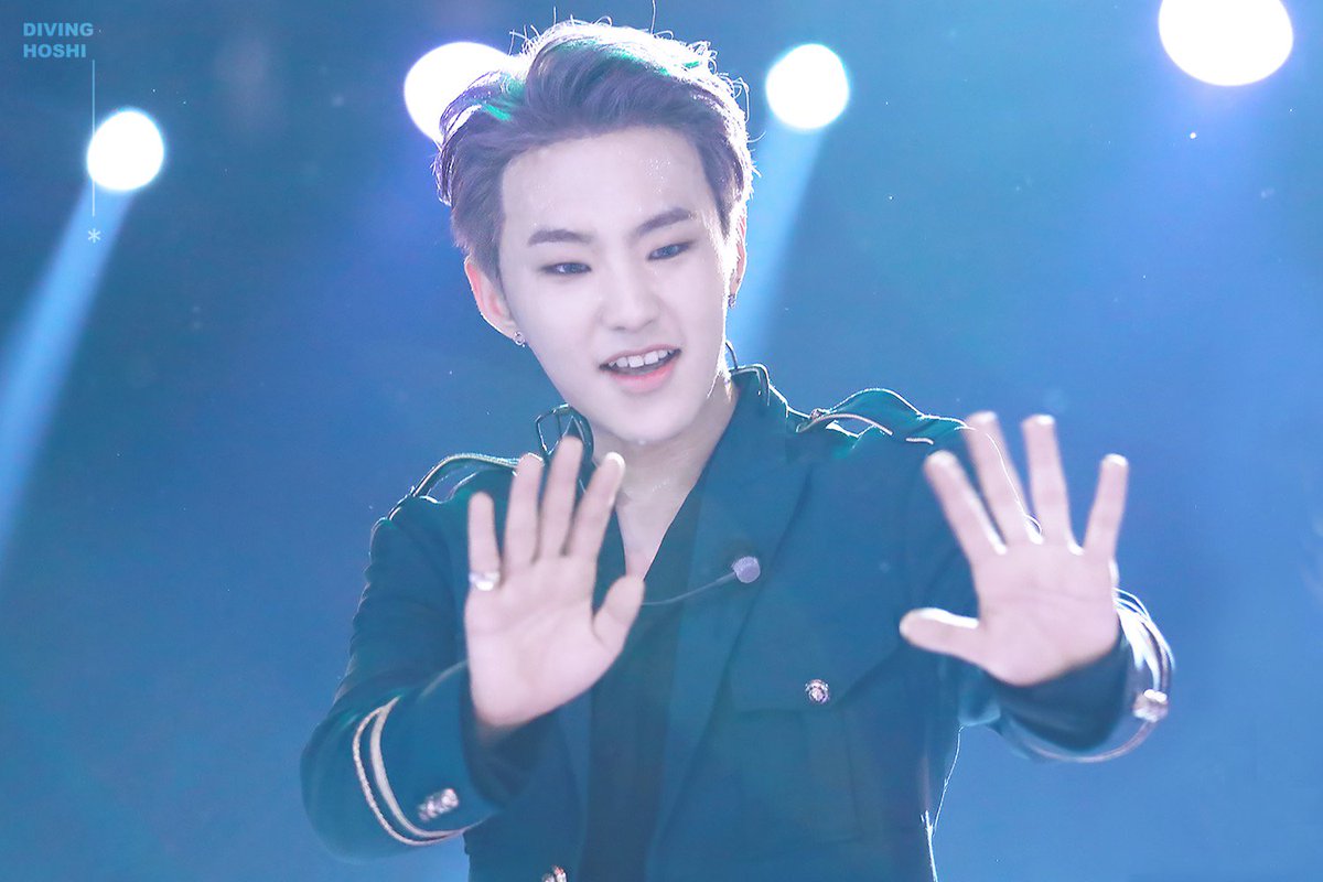 Hoshi_tomtom's tweet photo. 너를 보고 난 뒤부터는
세상이 넓지 않아도 괜찮겠다 싶었다
우리를 감쌀 정도의 세상만 있다 해도
참 사랑스럽겠다 생각했다
굳이 다른 나라를 여행하지 않아도
황홀할 거라 확신했다
너를 보고 나서 그랬다

세상, 흔글 https://t.co/YKUA0p76xK
