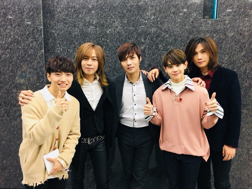 RockbandEVE's tweet photo. [방송][슈가맨2] 기념사진 촬영

이브 x 양요섭&amp;윤딴딴 님. 

즐거운 추억 감사합니다.

#슈가맨 #유재석 #유희열 #박나래 #조이 #윤딴딴 #양요섭 #신현희와김루트 #아스피린 #너그럴때면 #아비데어 #Lover #이브 #EVE #걸 https://t.co/hC7Wz91Ttw