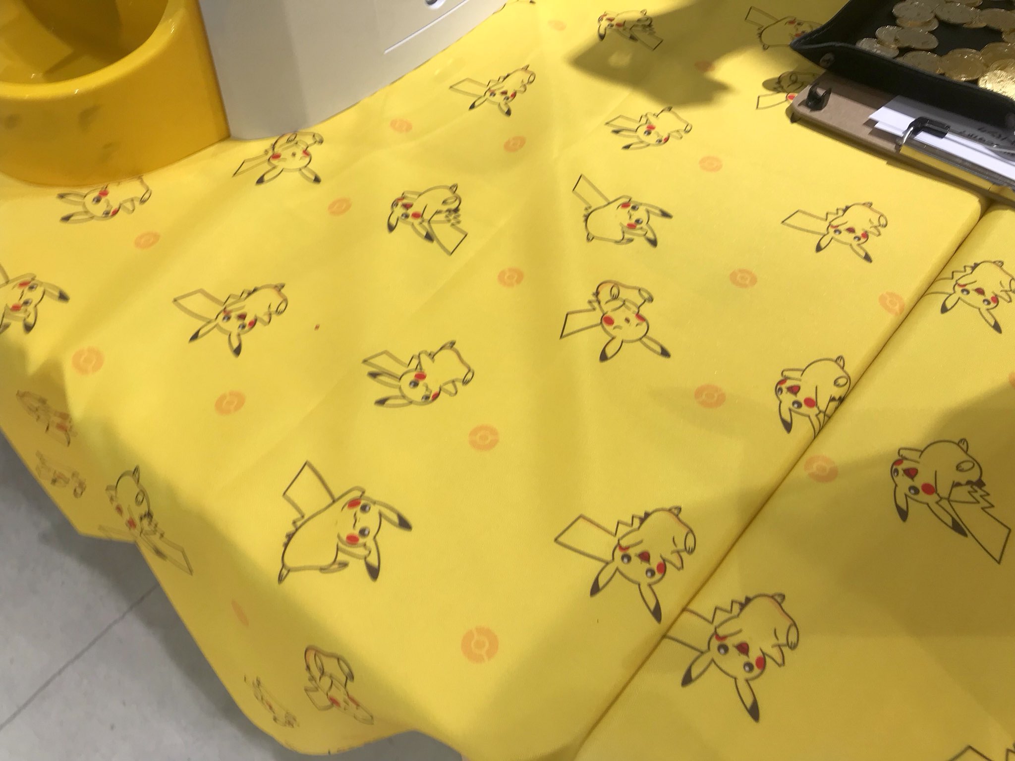 تويتر ヒノッチ على تويتر ピカチュウファミリーガチャくじ このピカチュウのテーブルクロス商品化してもらいたいきゃわいさ T Co 4qas9cg8nq
