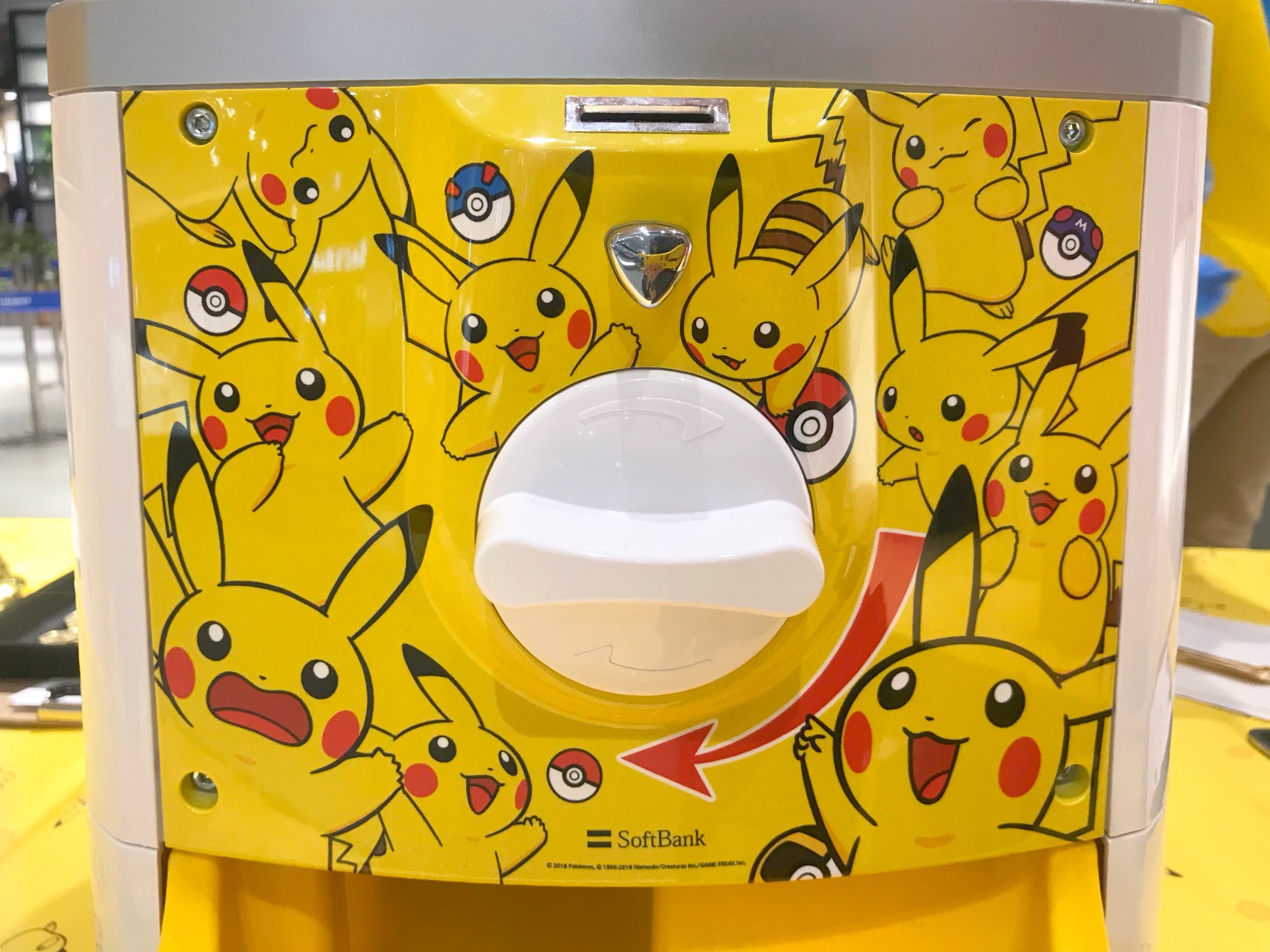 تويتر ヒノッチ على تويتر ピカチュウファミリーガチャくじ このピカチュウのテーブルクロス商品化してもらいたいきゃわいさ T Co 4qas9cg8nq