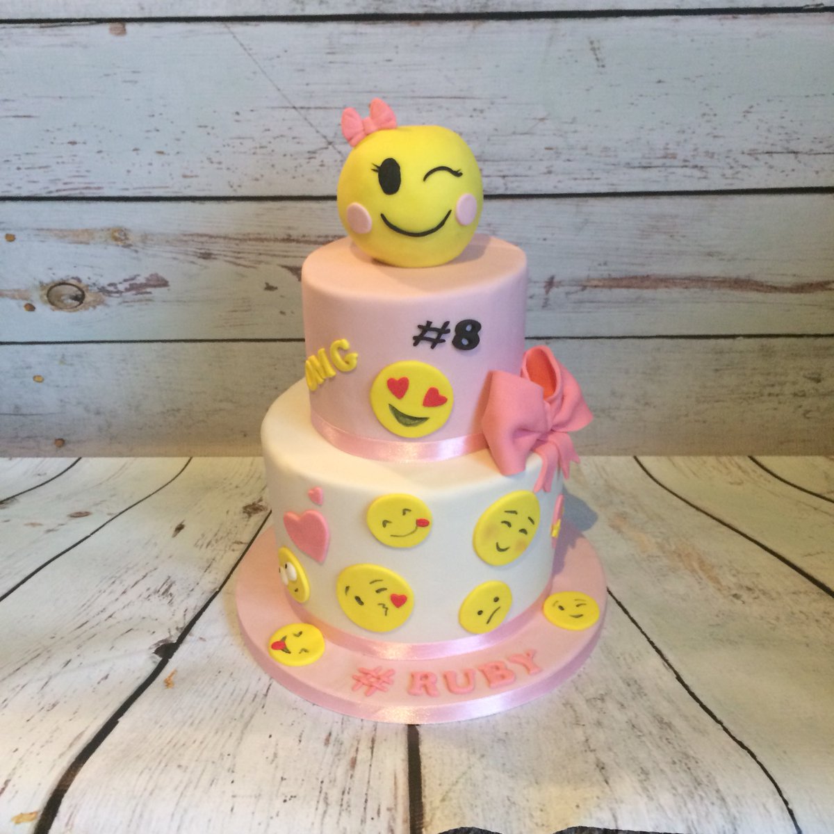 #cake #8thbirthdaycake #emoji #sugarpaste #saracino #massaticino #cakedecorating #cakedecorator #handmade #essexcake #sweetsliceofitaly