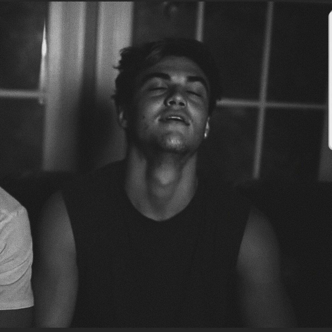 dykwyahsx's tweet photo. how is his neck hot? like it’s a neck https://t.co/hNnJZ6n8I8