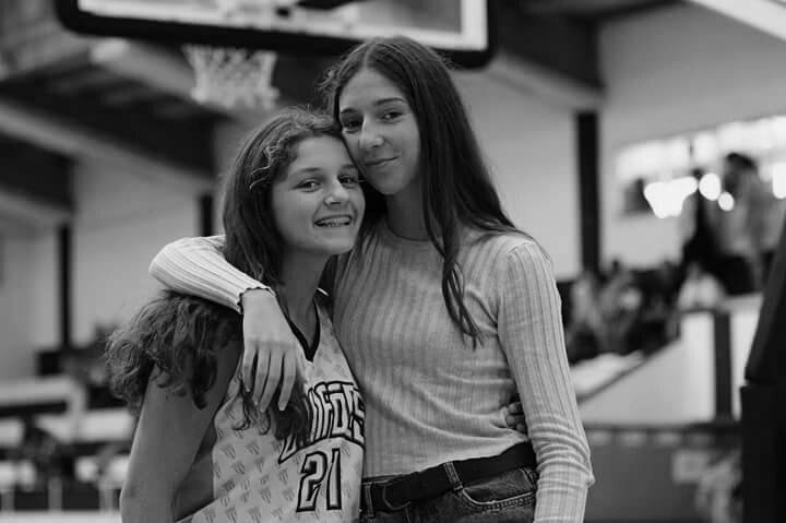 pipsdaniela21's tweet photo. Não interessa à quantos anos nos conhecemos, interessa que com o passar dos anos juntas permaneceremos 👊
#manaaa
#bestieee 💗 
@sofiaramoss2 https://t.co/c5P5DdWK74
