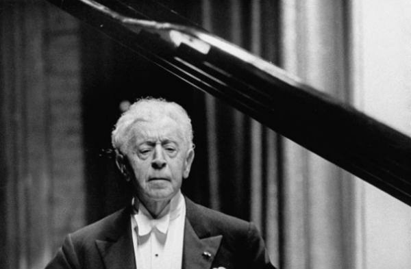 ubitiq's tweet photo. Arthur #RUBINSTEIN plays #CHOPIN, "LARGHETTO" from PIANO CONCERTO N°2 Op. 21 in F minor #music #ClassicalMusic #art #piano #iloveart https://t.co/h8OtyMBfGL by #MusicPromosFree via @c0nvey https://t.co/1KbjK33JPZ