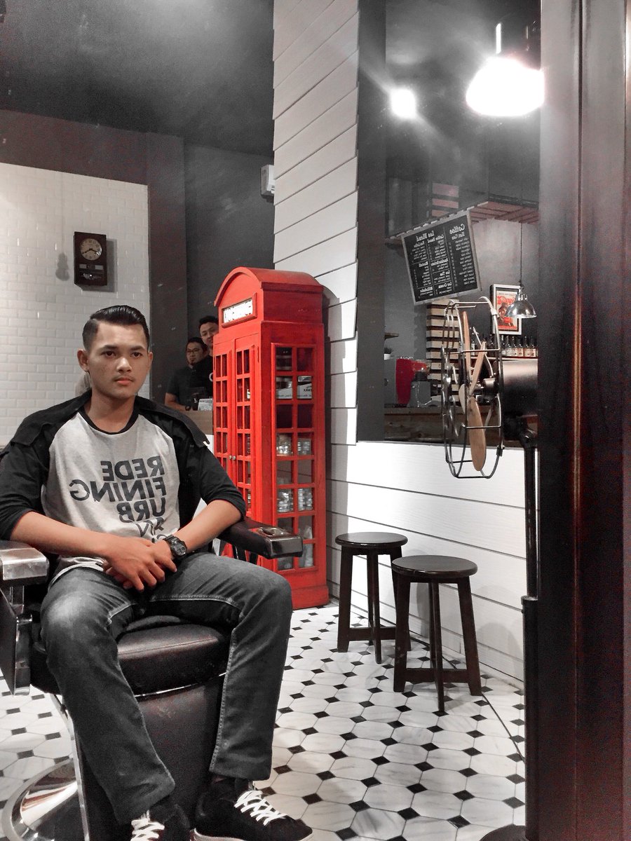 RedboxBarber's tweet photo. “Life is like a mirror, we get the best result when we smile “

#barber #barbershop #cirebon #redboxbarbershop #barbershopcirebon #guntingrambut #grooming #hair #cut #hairstyle #undercut #slickback #rockabilly #pompadour  #shave  #barbering #barberrules #barberholic #pomade https://t.co/1d6aE3QXHy