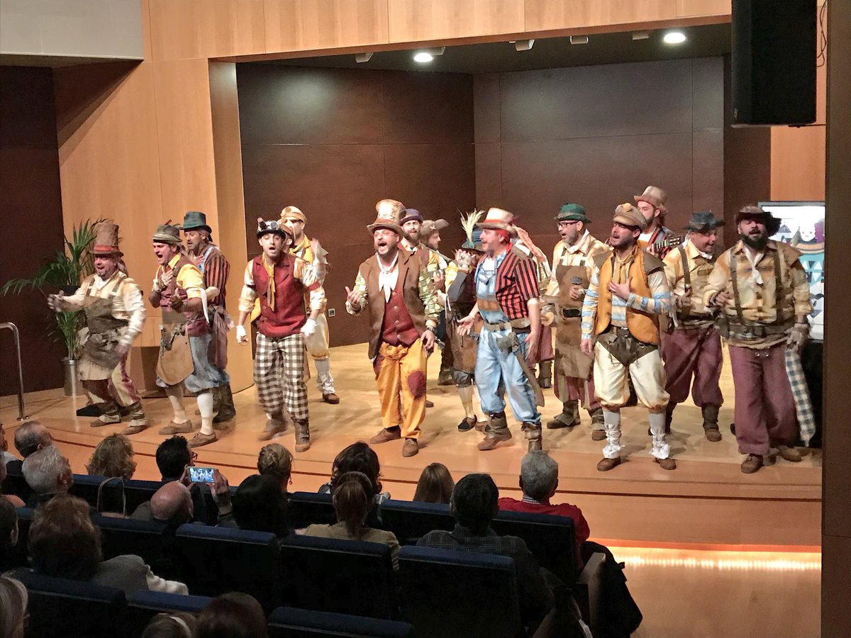 ComparsAlhaurin's tweet photo. Por último, agradecer la compañía de @ComparsaGuti y @LCDMarbella en la presentación de nuestra travesía en el @CarnavAlhaurin con el que cerramos esta fantástica noche de #carnaval https://t.co/gP80IS1wsc