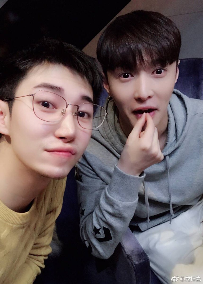 EXOGlobal's tweet photo. [OTHER] 180204 Long Ciga Weibo Update with @weareoneEXO LAY
#EXOL #iHeartAwards #BestFanArmy https://t.co/FoIgLfbzUF
