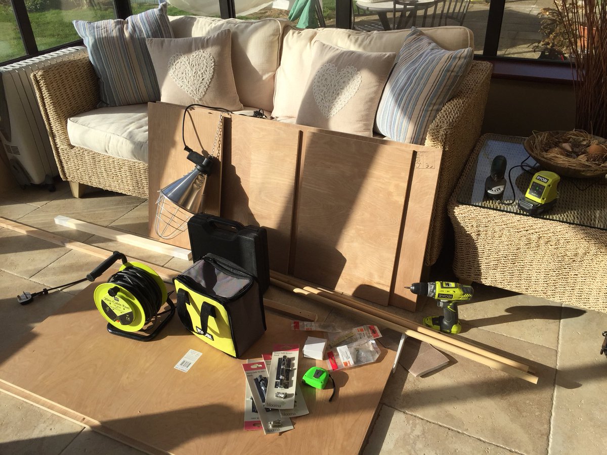 anneeminson's tweet photo. Time to get busy! 🐶#whelpingbox #broadcombegoldens #goldenretrieverpuppies #diy #goldenretrievers #puppies https://t.co/Pgncmt7drM