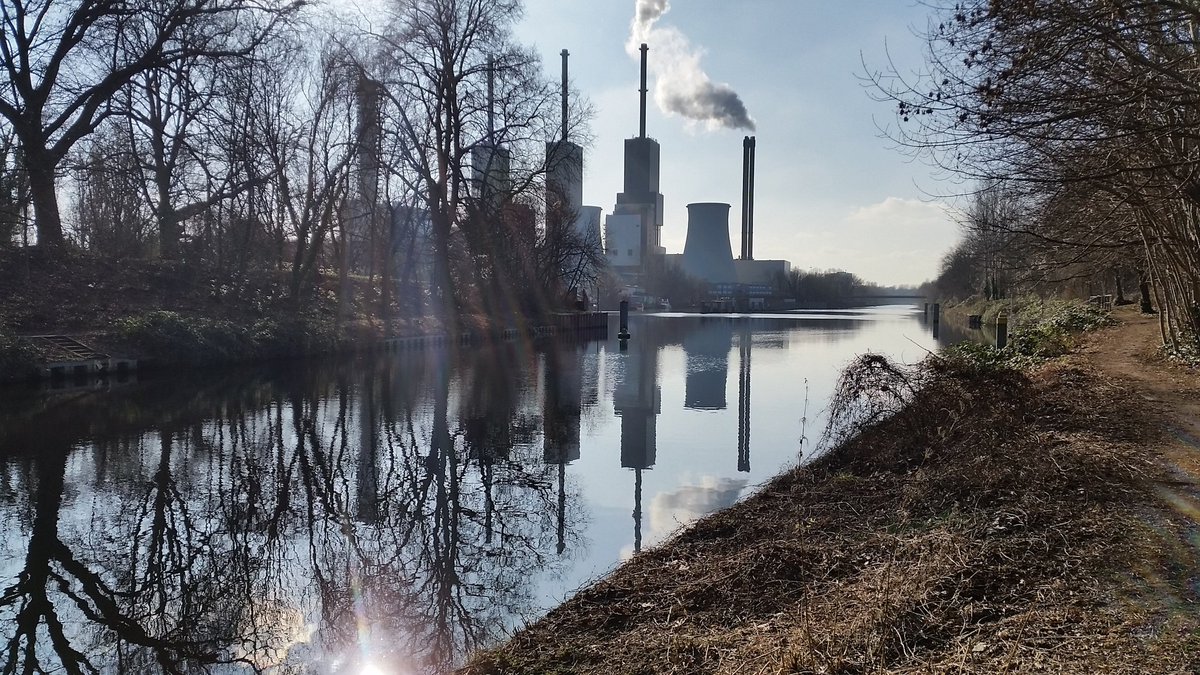 JoergMGehrke's tweet photo. SONNtag in LICHTerfelde 😌 #Berlin #Steglitz #Teltowkanal #Kraftwerk #Sonne #smartphonepics #Instagram
https://t.co/tHfMoxLwO8 https://t.co/gEYiEapRWx