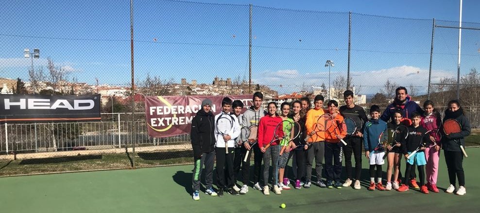 Concentración del grupo de competición de la FExT en el C.N.T.D. de Cáceres <a href="/CTD_cdcaceres/">Ciudad Deportiva CC</a> de las categorías alevín, infantil y cadete. Preparando los siguientes torneos nacionales Marca de Sevilla y circuito Rafa Nadal. #mejorandoeltenisextremeño